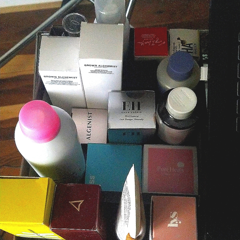 (1)  HIGH END Beauty BOXES Guaranty 6 Full Size Products Each Box